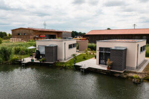 Tinyhaus mit Putz- und Holzfassade im Grünen