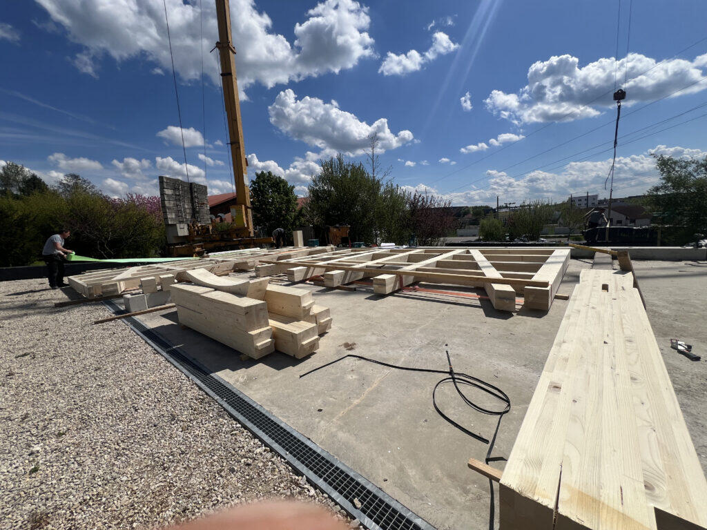 Aufbau einer Holzhalle mit sichtbarer Fachwerkkonstruktion auf der Baustelle