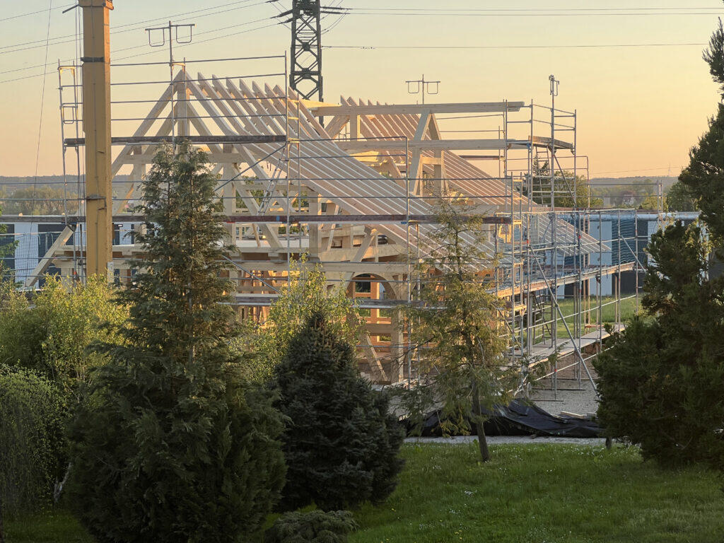 Baustelle mit Kran und Holzbauelementen in der Montagephase