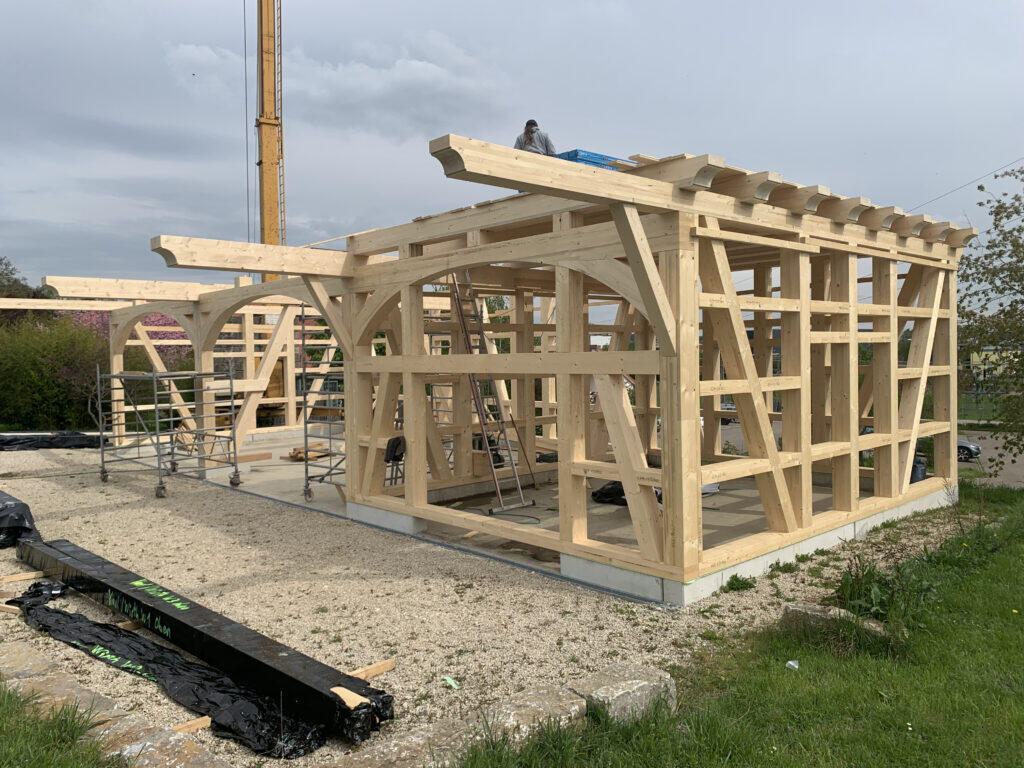 traditionelle Holzrahmenkonstruktion bei einer Produktionshalle