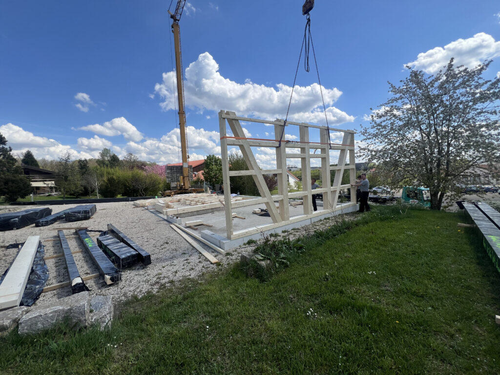 Errichtung einer Holzhalle mit traditioneller Fachwerkbauweise