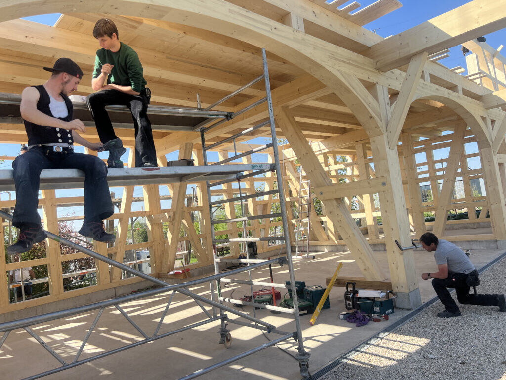 Detailansicht der Holzverbindungen in einer Pfosten-Riegel-Konstruktion