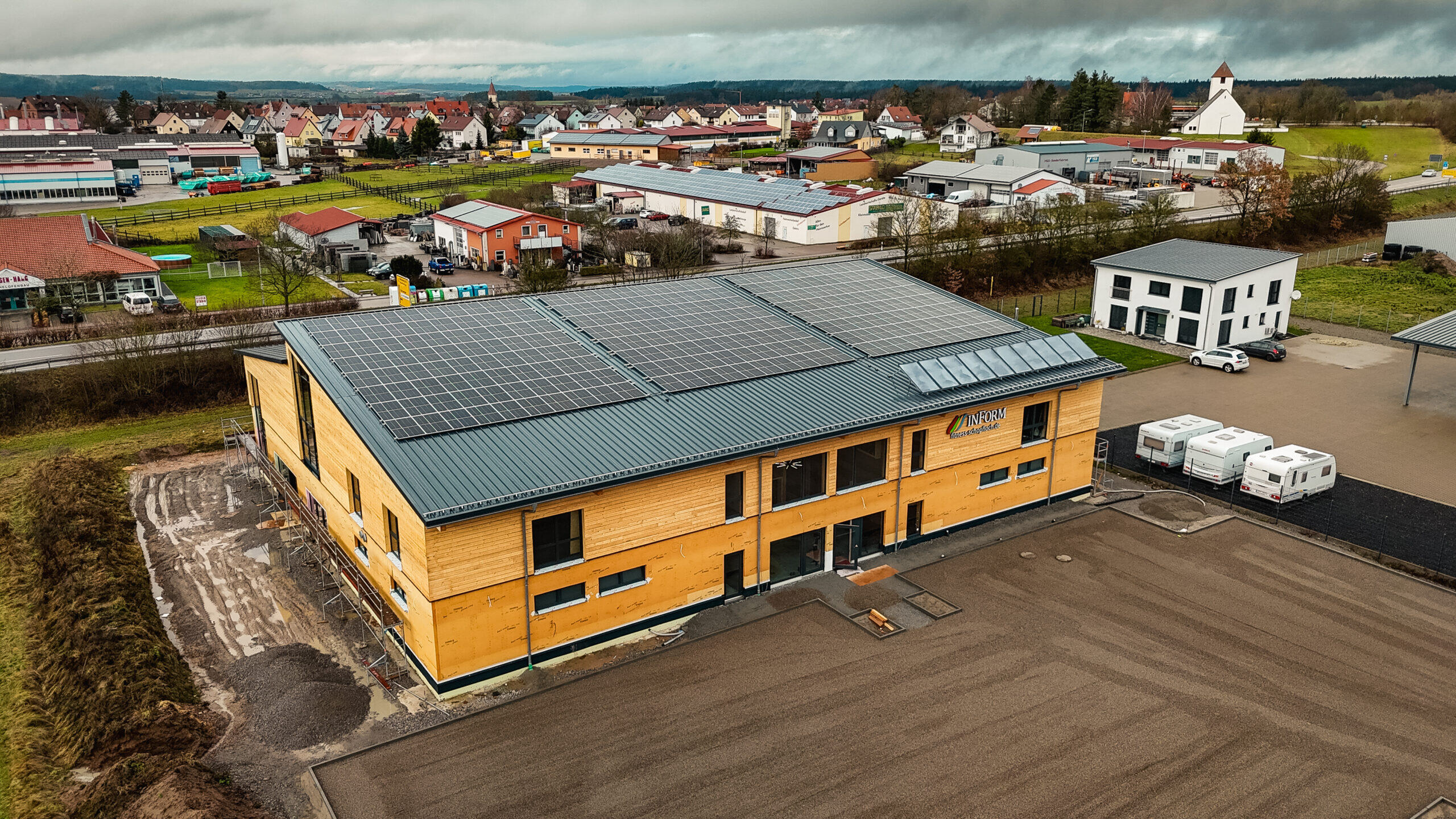 Holzbau-Fassade des Fitnessstudios Inform in Schopfloch