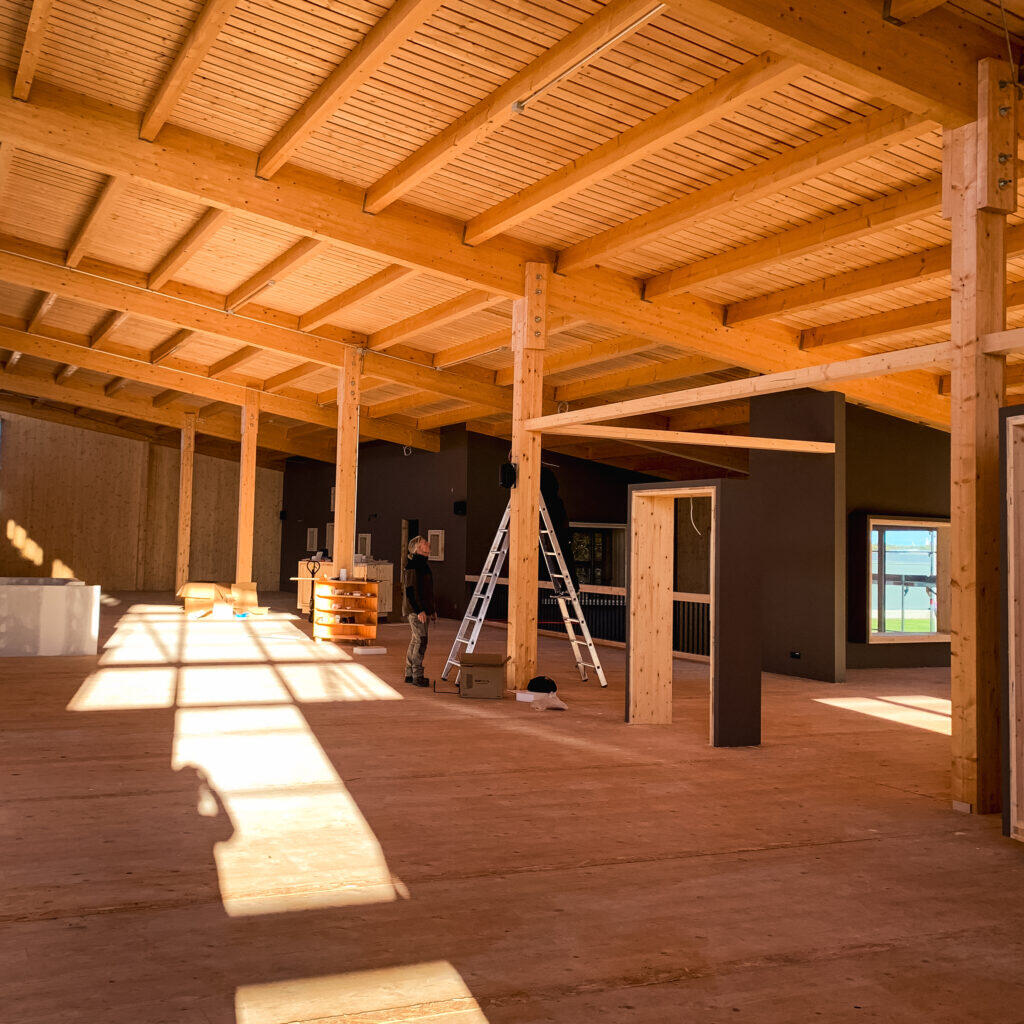 Nachhaltiger Holzbau mit sichtbarer Massivholzdecke im Innenraum