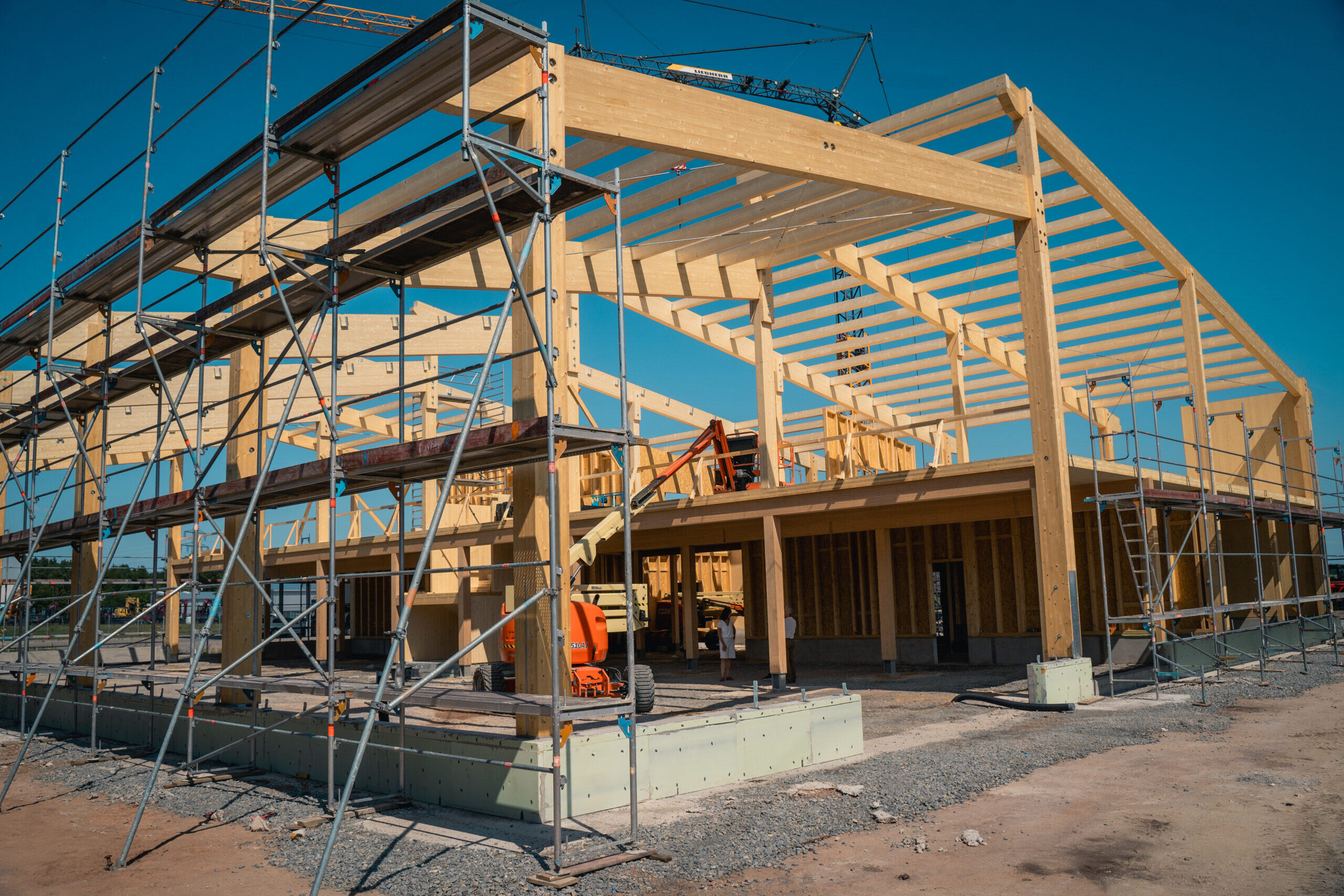 Holzbau-Fassade eines modernen Fitnessstudios mit Massivholz