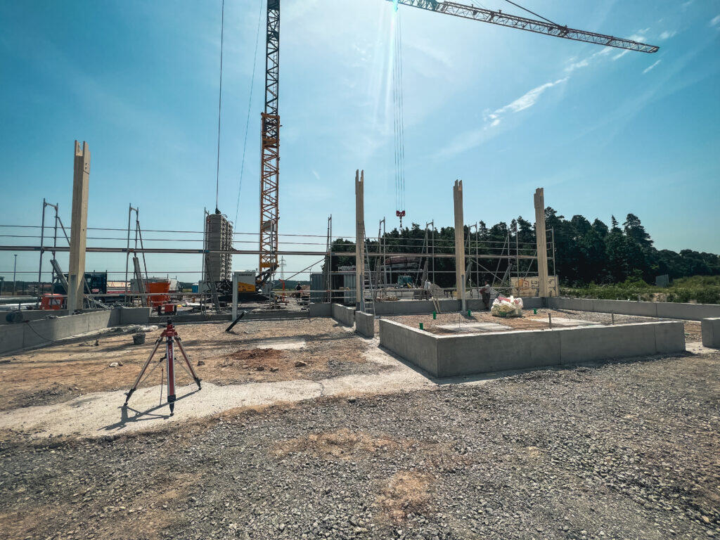 Bauarbeiter beim Einbau von CLT-Wänden und Holzfaser-WDVS