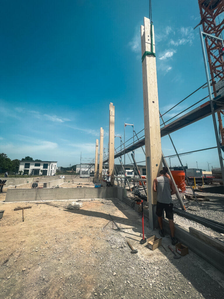 Baufortschritt: Installation von CLT-Wänden am Gebäude